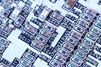 過酷な温度環境下でも電子機器が安定な性能を示すには