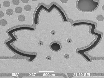 微細な穴開けや表面加工に特化したブラスト加工例