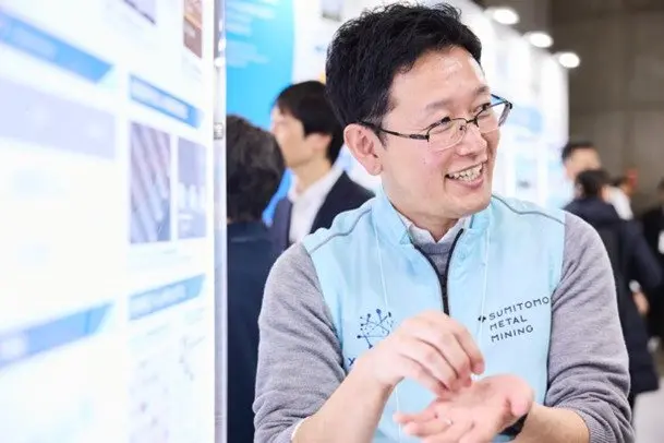 説明員が展示内容を来場者に説明している様子