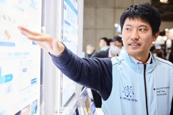 説明員が展示内容を来場者に説明している様子