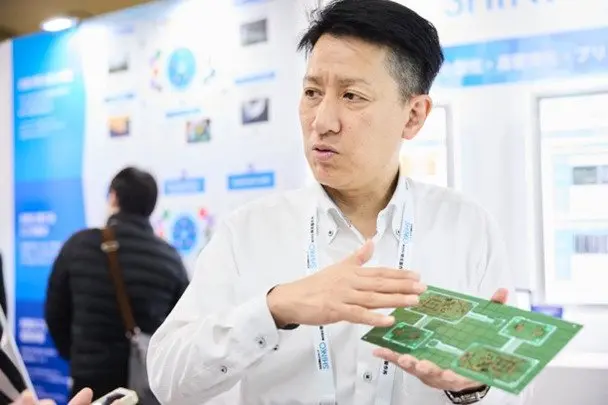 基板を使って展示内容を説明している様子