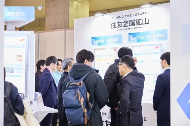 ブースで来場者と会話している様子