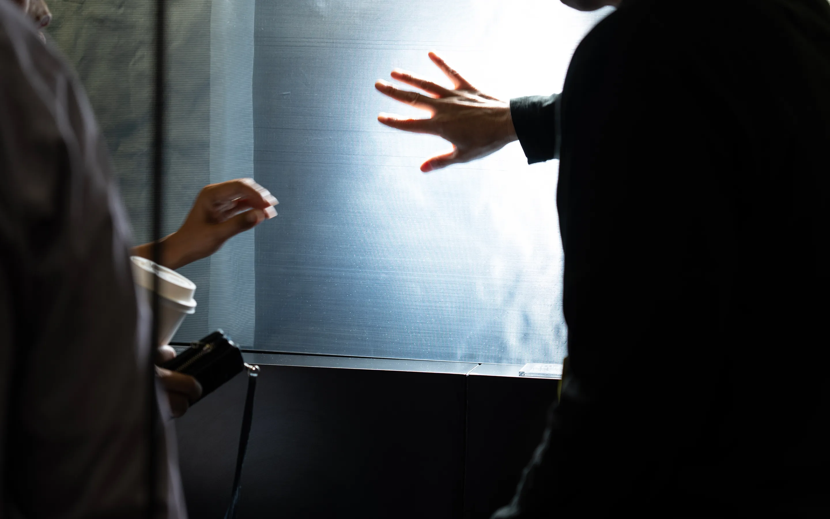 SXSW2025の様子。来場者が素材を確かめている様子のビジュアル