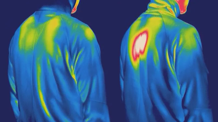 SOLAMENT®含有繊維と通常繊維に擬似太陽光を当てた際の温度差を示すビジュアル