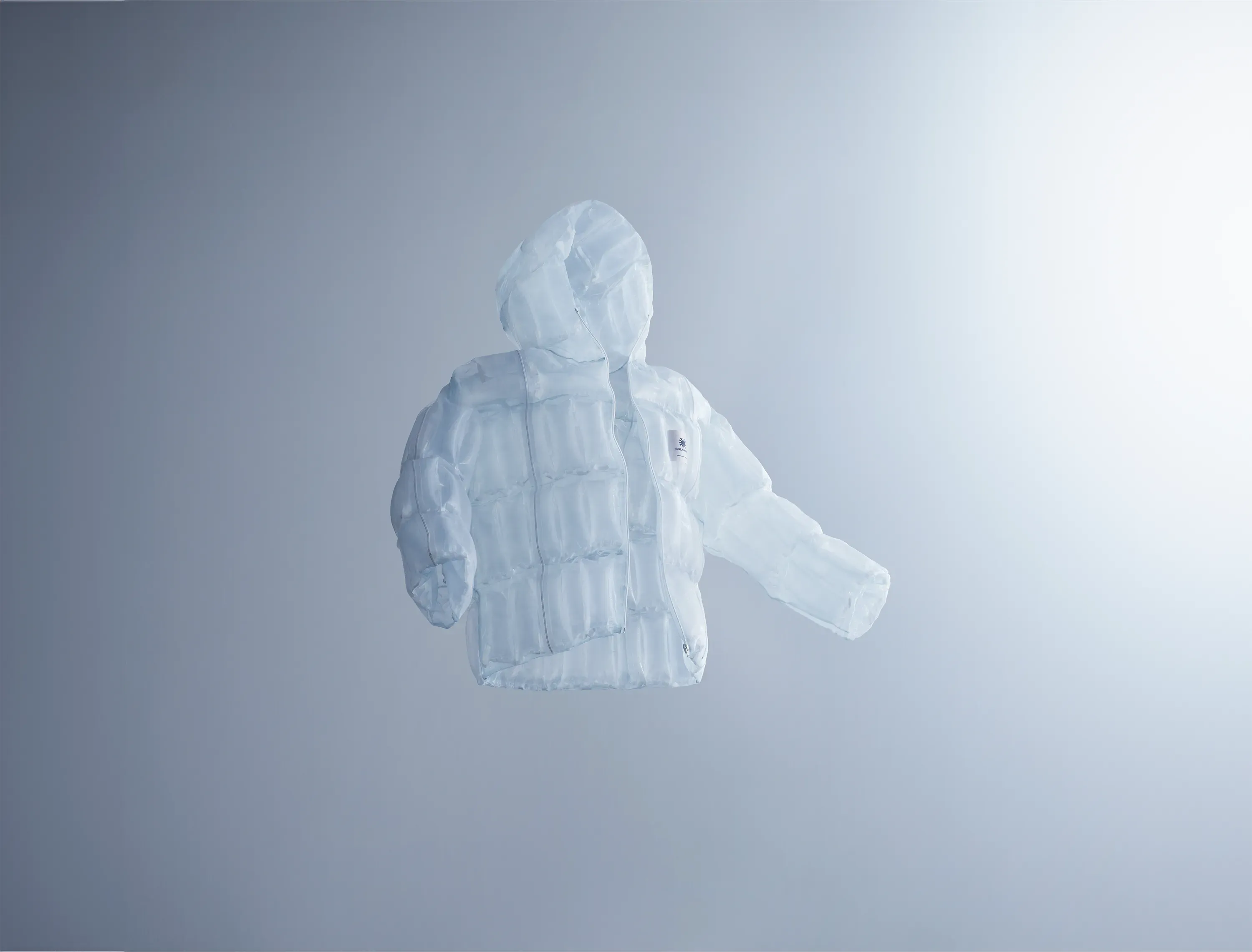 空中に浮かぶ透明なDOWN-LESS DOWN JACKET単体。空気の層のみで構成された太陽光発熱ジャケットの構造がわかる。