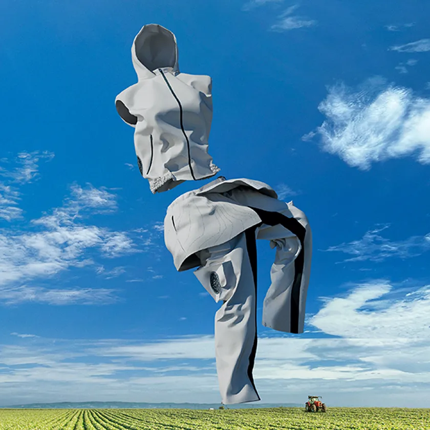 青空を背景に、ファン付きベストと、点線模様とファン付きパンツ（HOPE WEAR for Farm Type B）が、空中に浮いているイメージビジュアル。