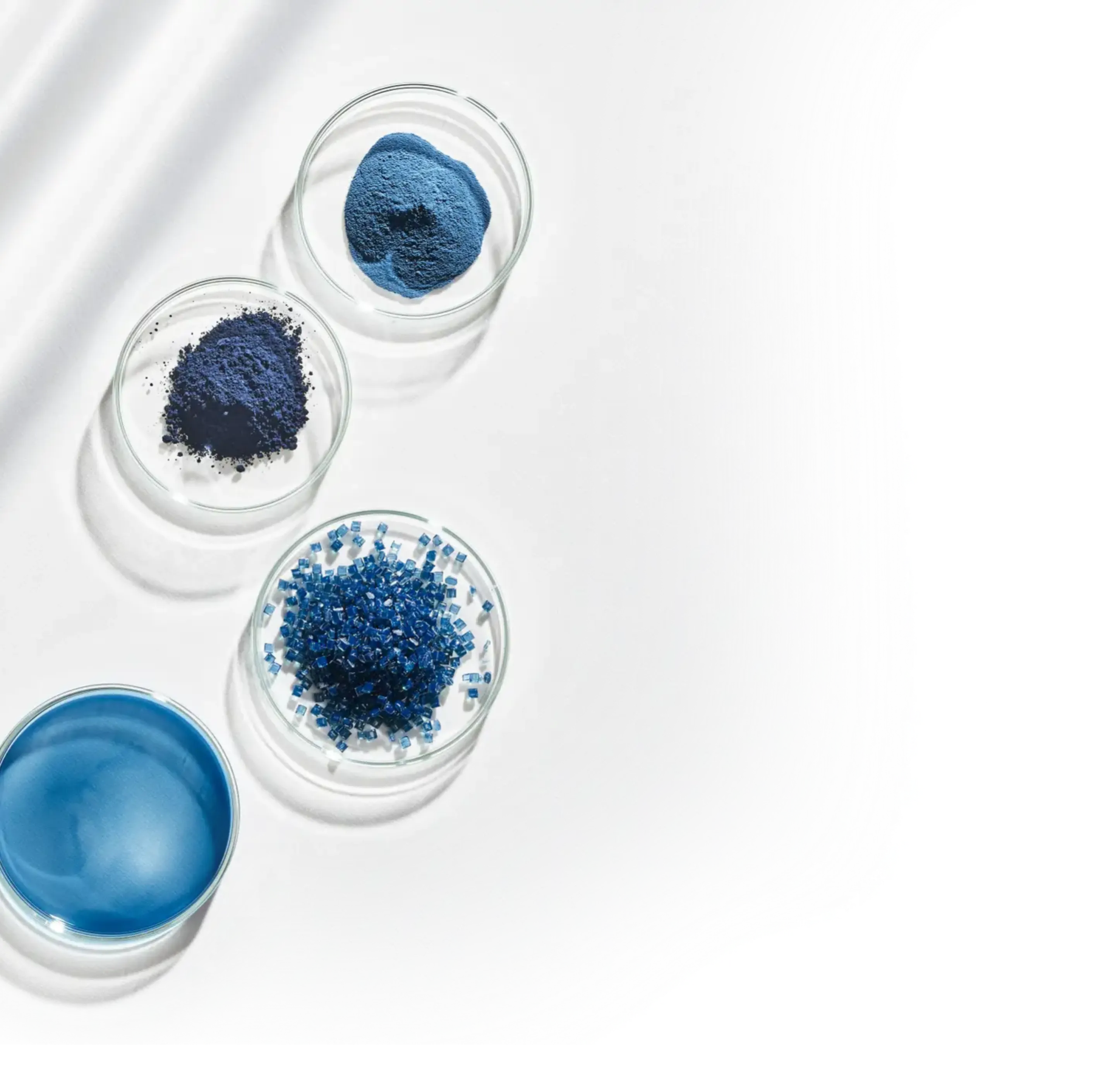 SOLAMENT®の分散粉やマスターバッチなどがペレットに入っているビジュアル