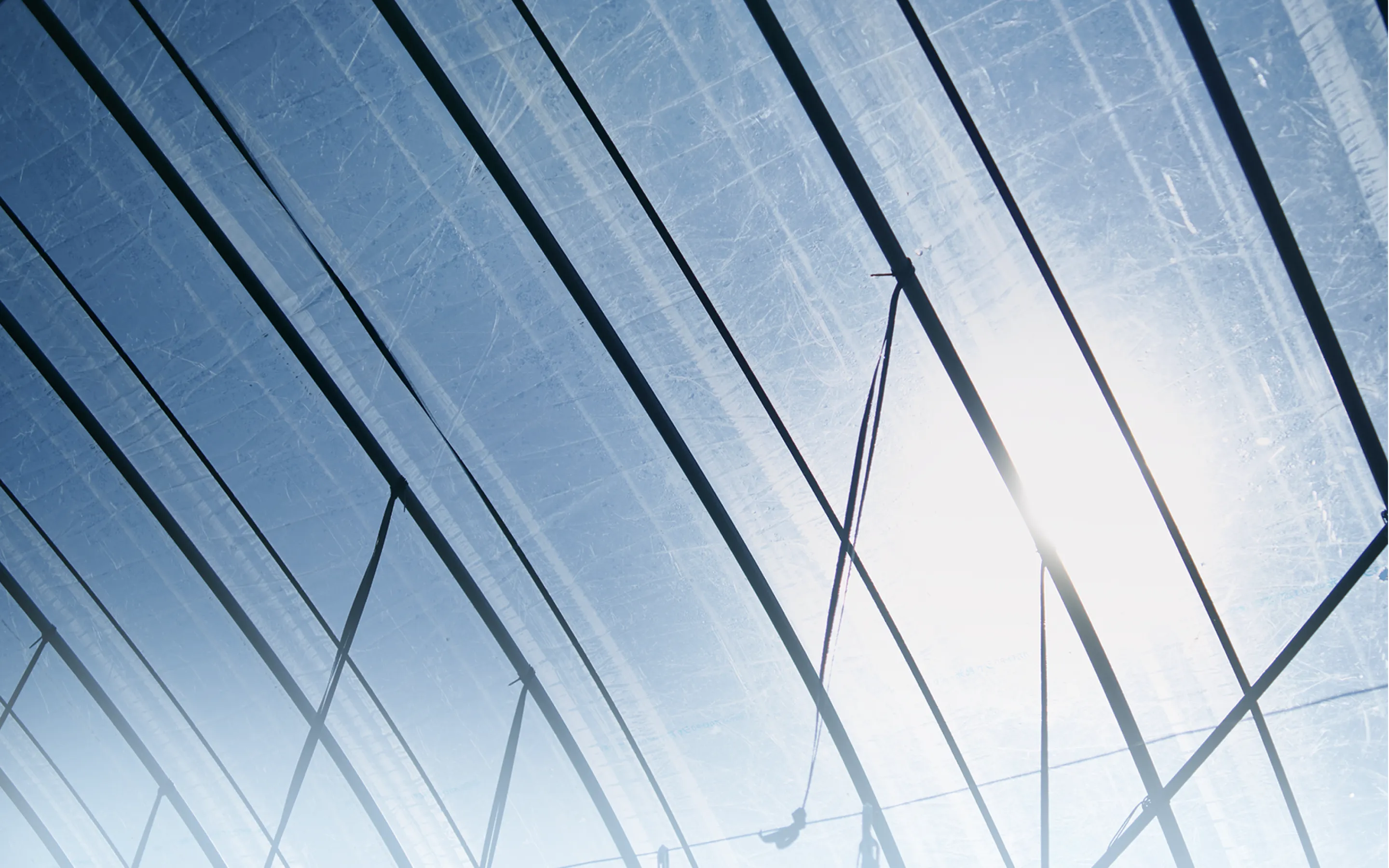 素材の透明性と織りの技術によって太陽光をコントロールする素材であることを伝えるイメージビジュアル