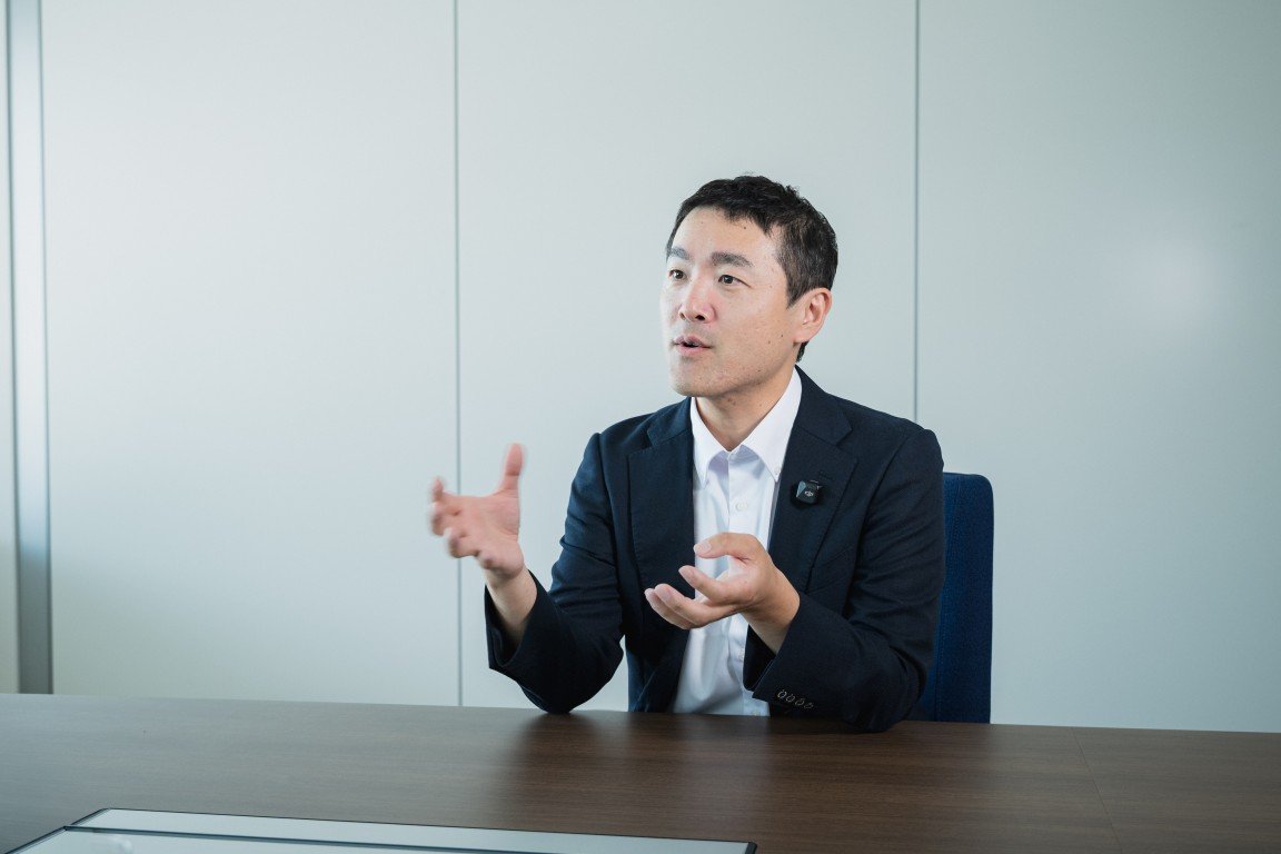 熱電発電の開発についてインタビューで話す様子2
