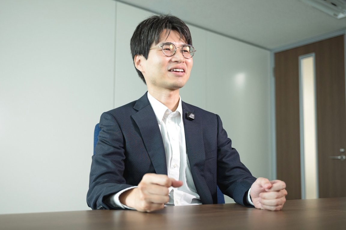 超微粒ニッケル触媒の開発についてインタビューで話す様子2