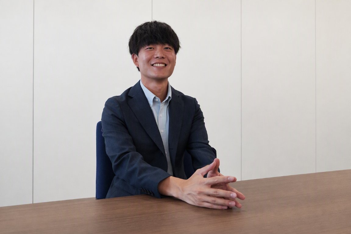 結晶育成の開発についてインタビューで話す様子1