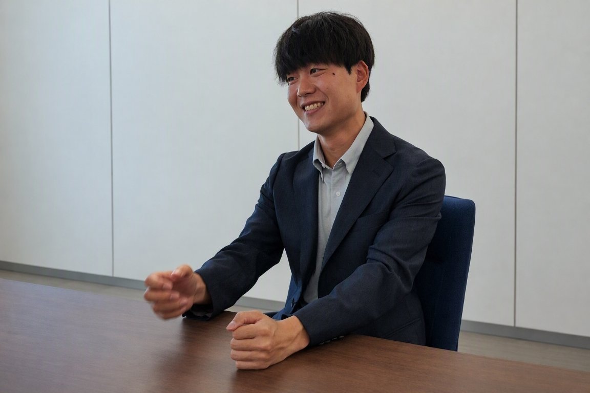 結晶育成の開発についてインタビューで話す様子2